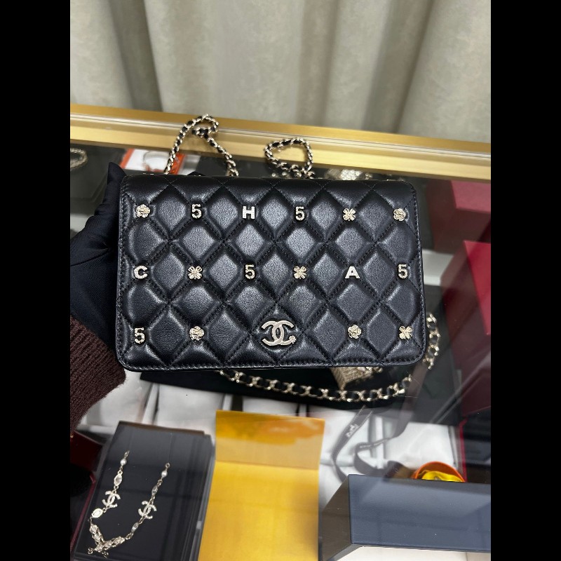 CHANEL wallet on chain
黑色羊皮徽章限量款-5