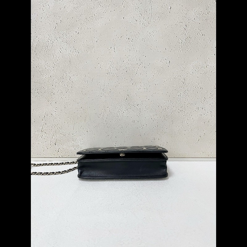 CHANEL wallet on chain
黑色羊皮徽章限量款-6