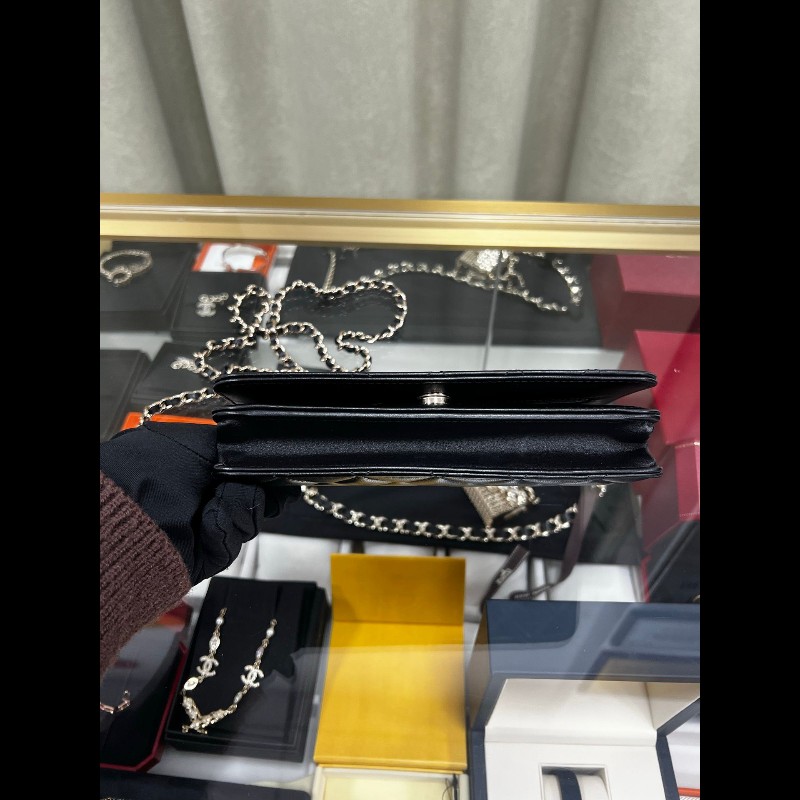 CHANEL wallet on chain
黑色羊皮徽章限量款-7
