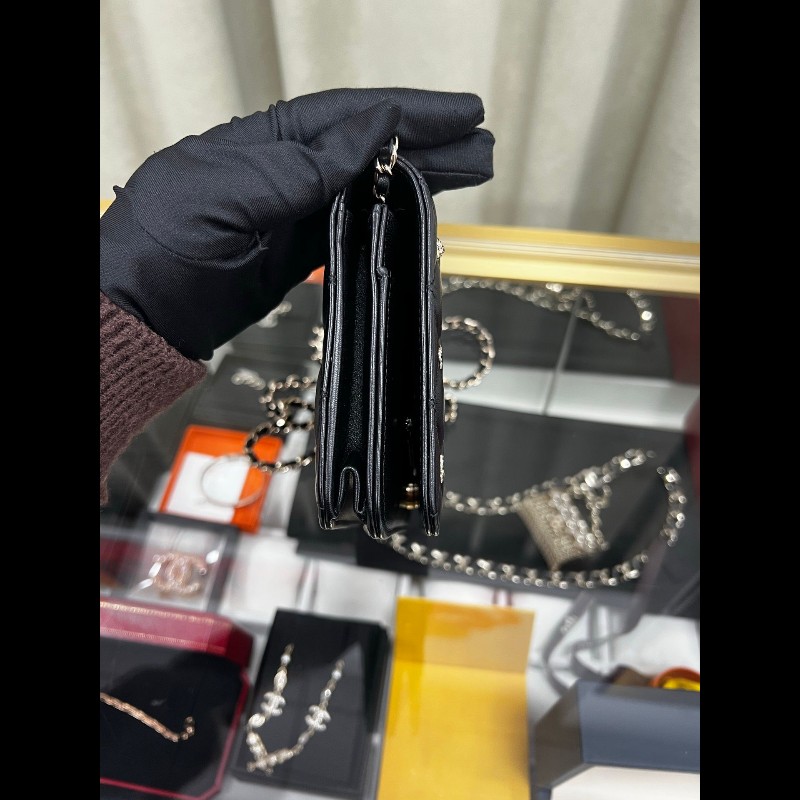 CHANEL wallet on chain
黑色羊皮徽章限量款-8
