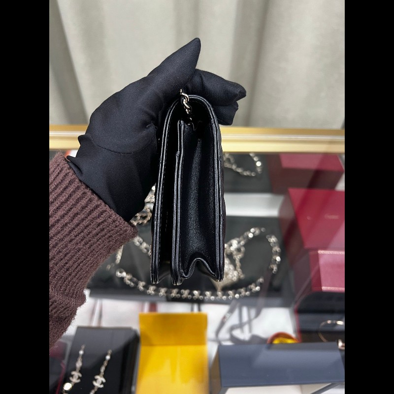 CHANEL wallet on chain
黑色羊皮徽章限量款-9