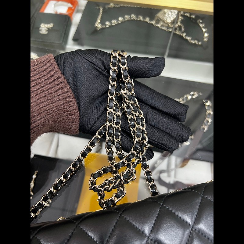 CHANEL wallet on chain
黑色羊皮徽章限量款-10