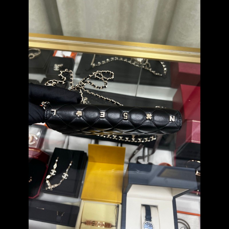CHANEL wallet on chain
黑色羊皮徽章限量款-11