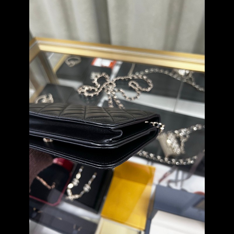 CHANEL wallet on chain
黑色羊皮徽章限量款-12