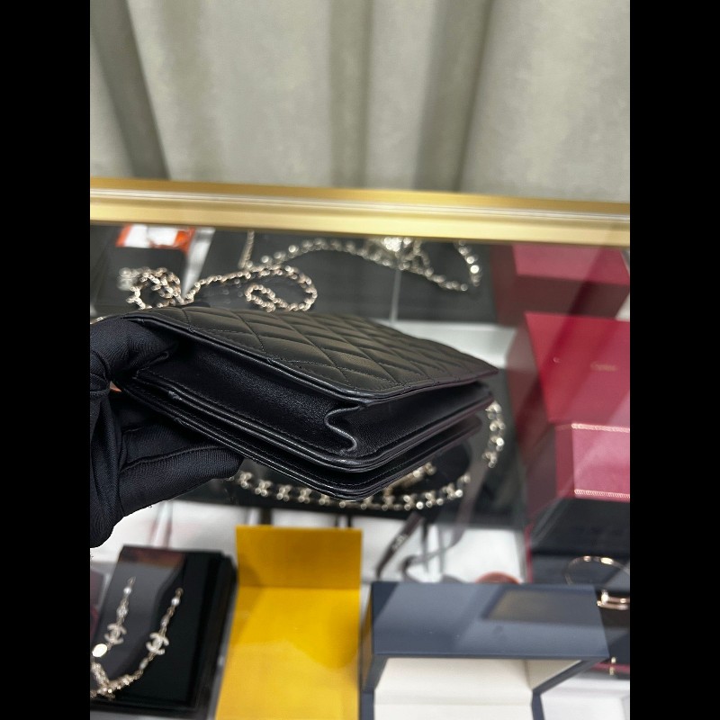 CHANEL wallet on chain
黑色羊皮徽章限量款-13