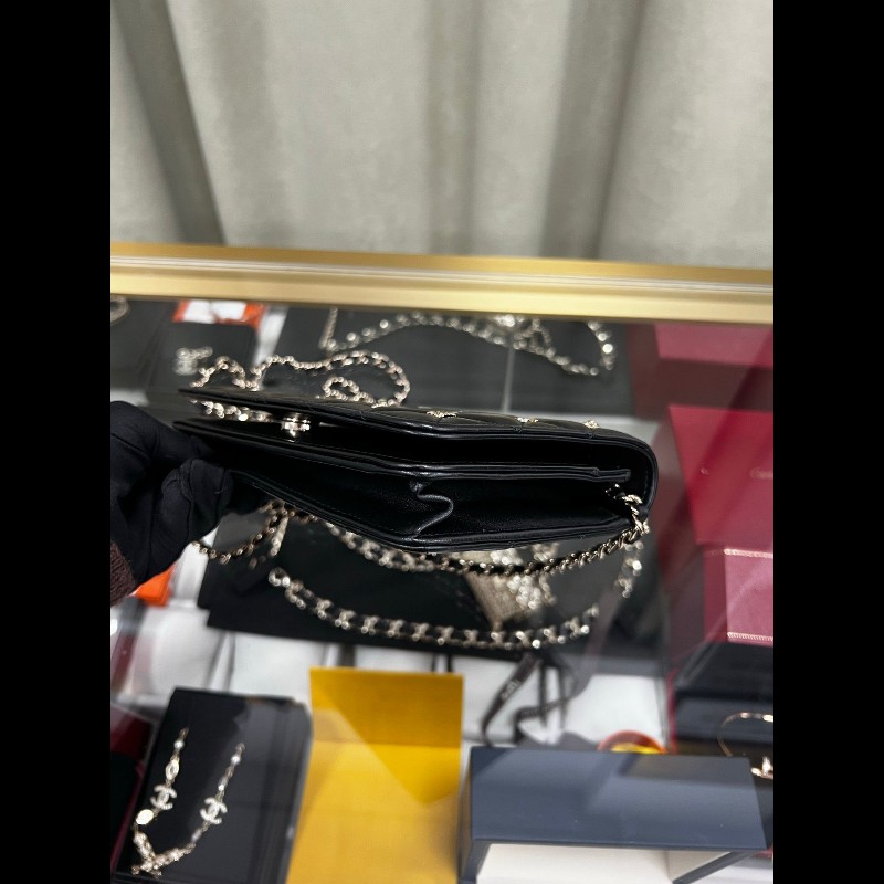CHANEL wallet on chain
黑色羊皮徽章限量款-14