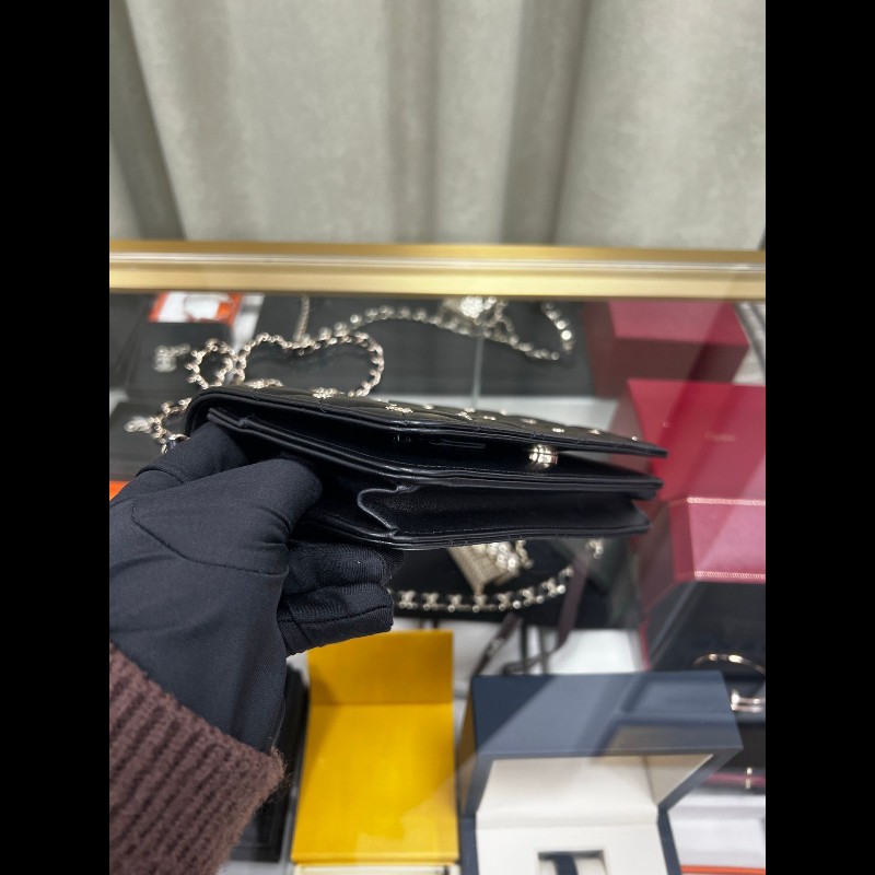 CHANEL wallet on chain
黑色羊皮徽章限量款-15
