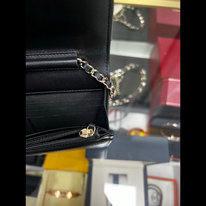 CHANEL wallet on chain
黑色羊皮徽章限量款-16