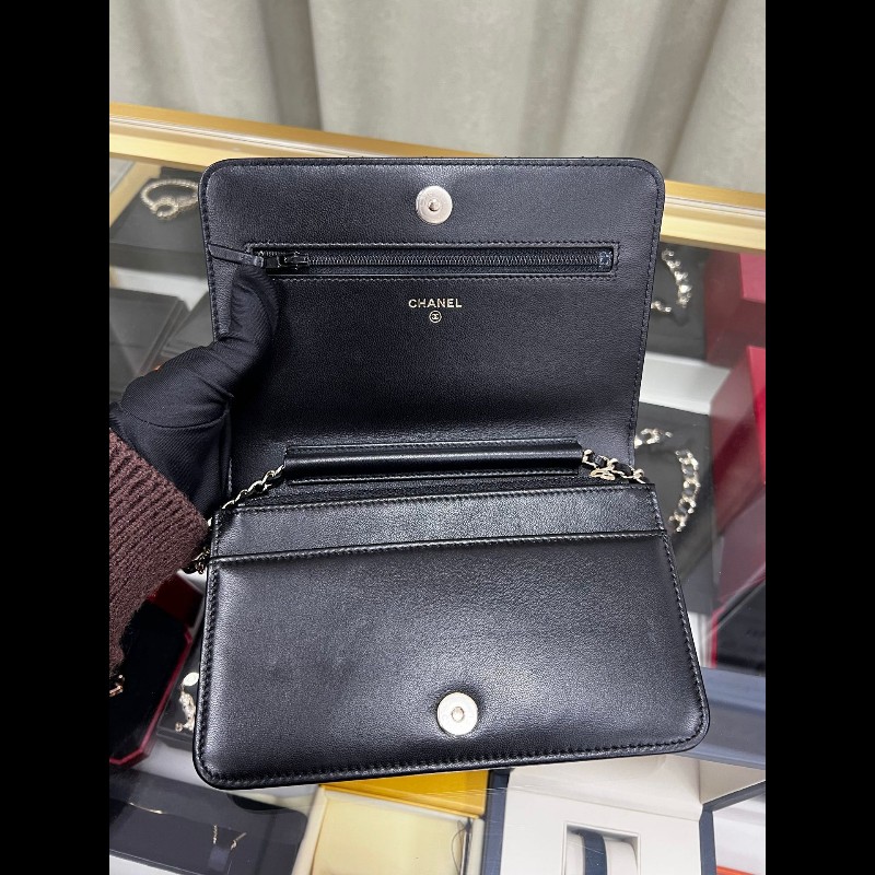 CHANEL wallet on chain
黑色羊皮徽章限量款-18