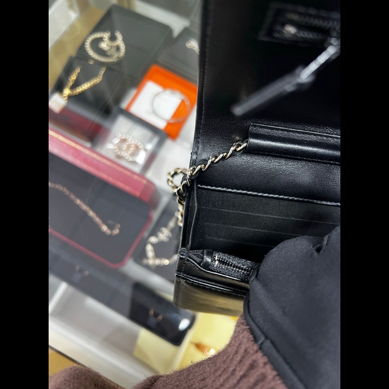 CHANEL wallet on chain
黑色羊皮徽章限量款-19