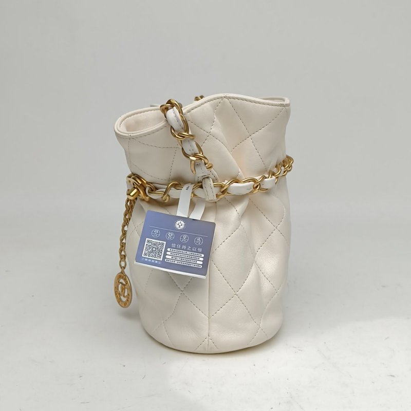CHANEL 白色羊皮晶片開金扣23S抽繩福袋水桶包金幣皮穿鏈肩背包-1