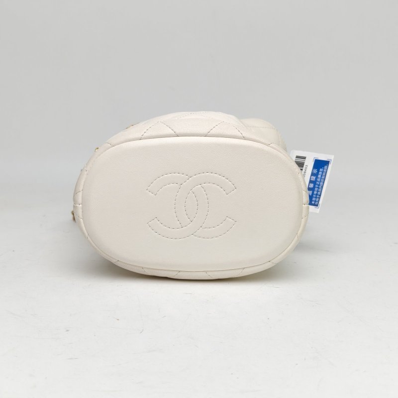 CHANEL 白色羊皮晶片開金扣23S抽繩福袋水桶包金幣皮穿鏈肩背包-4