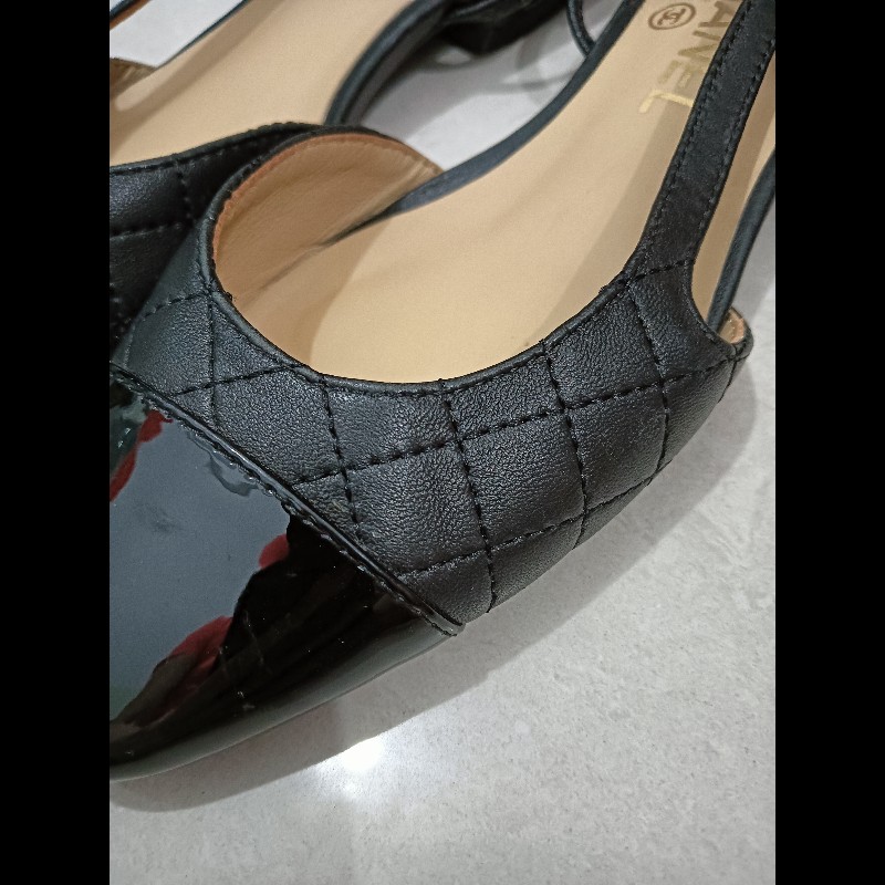 香奈兒CHANEL的經典菱格紋後繫帶平底鞋 (Quilted Slingback Flats)這款鞋結合了香奈兒最標誌性的設計元素，是一雙非常優雅且永不過時的單品。-1