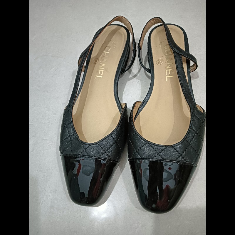 香奈兒CHANEL的經典菱格紋後繫帶平底鞋 (Quilted Slingback Flats)這款鞋結合了香奈兒最標誌性的設計元素，是一雙非常優雅且永不過時的單品。-5