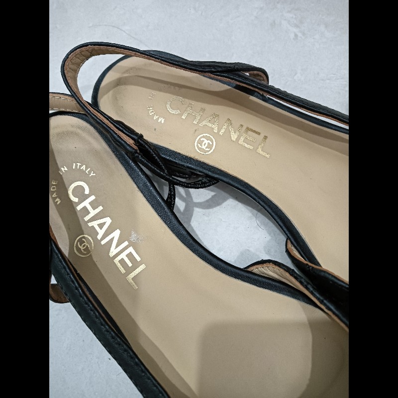 香奈兒CHANEL的經典菱格紋後繫帶平底鞋 (Quilted Slingback Flats)這款鞋結合了香奈兒最標誌性的設計元素，是一雙非常優雅且永不過時的單品。-7