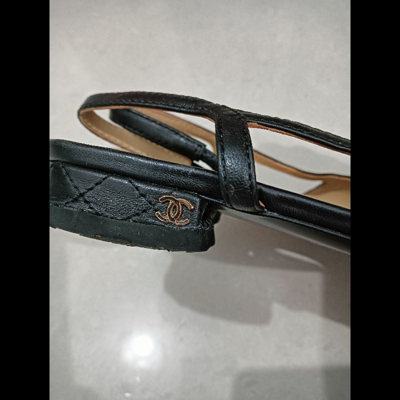 香奈兒CHANEL的經典菱格紋後繫帶平底鞋 (Quilted Slingback Flats)這款鞋結合了香奈兒最標誌性的設計元素，是一雙非常優雅且永不過時的單品。-9