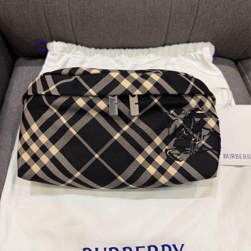 💎Han's house精品服飾💎 burberry 刺繡 戰馬 腰包  原價32500-0