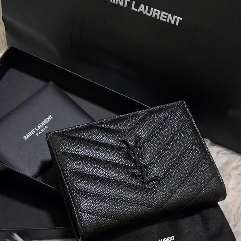 聖羅蘭 MONOGRAM絎縫粒面皮革拉鏈兩摺錢包