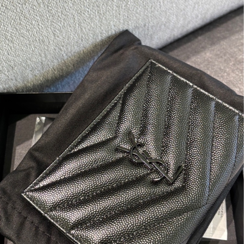 聖羅蘭 MONOGRAM絎縫粒面皮革拉鏈兩摺錢包-2