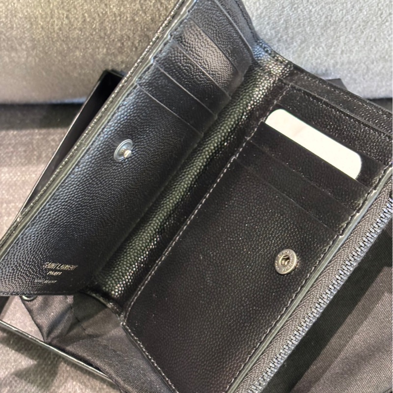 聖羅蘭 MONOGRAM絎縫粒面皮革拉鏈兩摺錢包-3