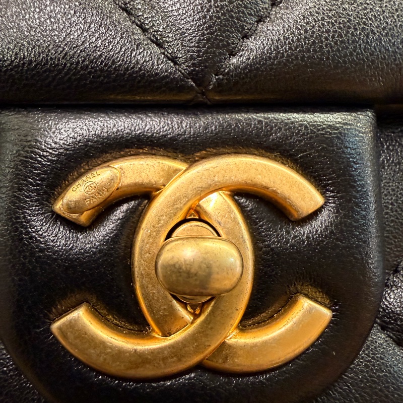 Chanel Cf20  黑羊皮金釦雙珍珠調節斜背包晶片款-4