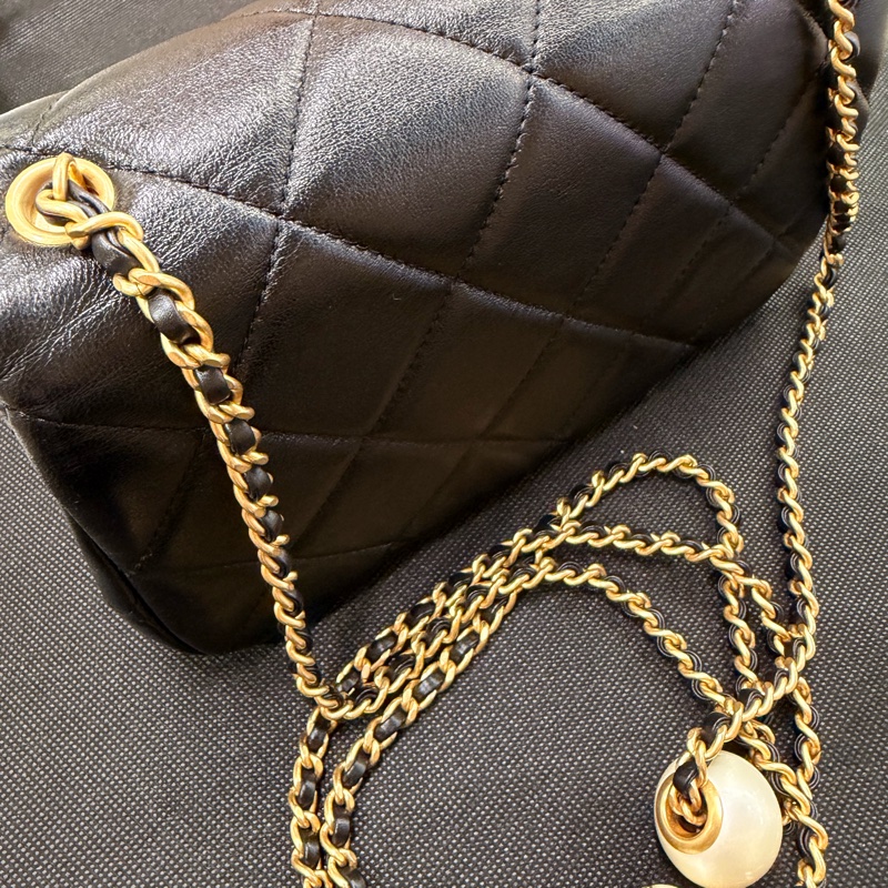 Chanel Cf20  黑羊皮金釦雙珍珠調節斜背包晶片款-6
