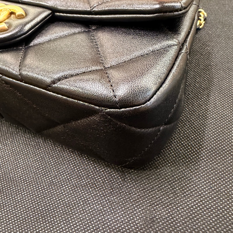 Chanel Cf20  黑羊皮金釦雙珍珠調節斜背包晶片款-8