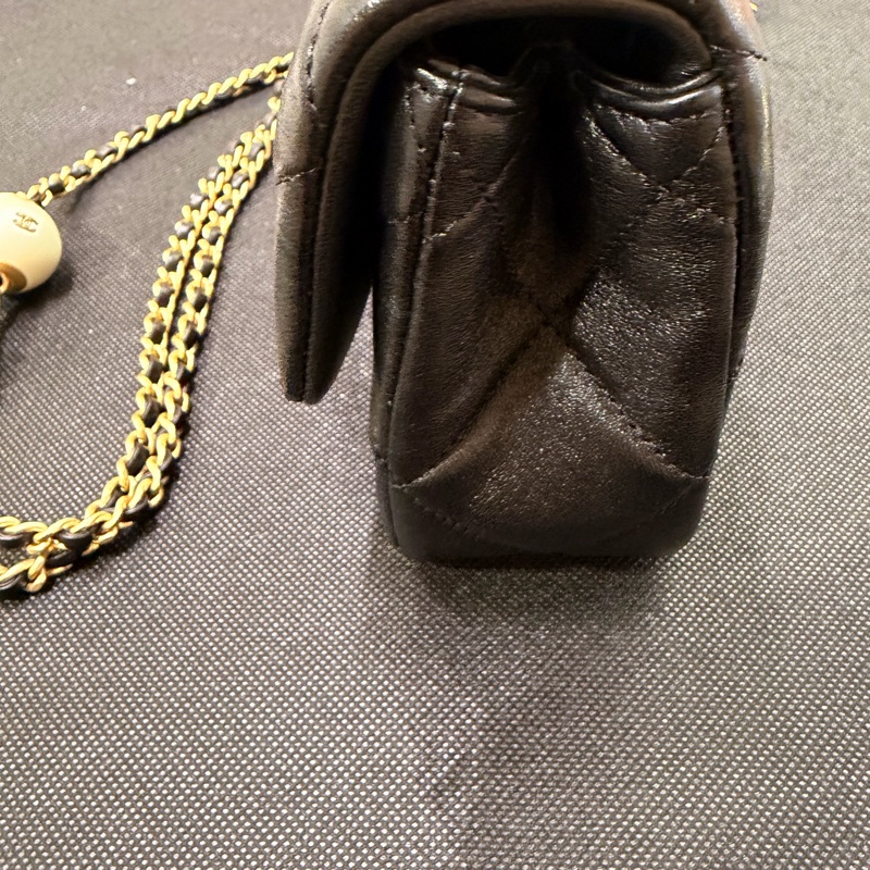 Chanel Cf20  黑羊皮金釦雙珍珠調節斜背包晶片款-10