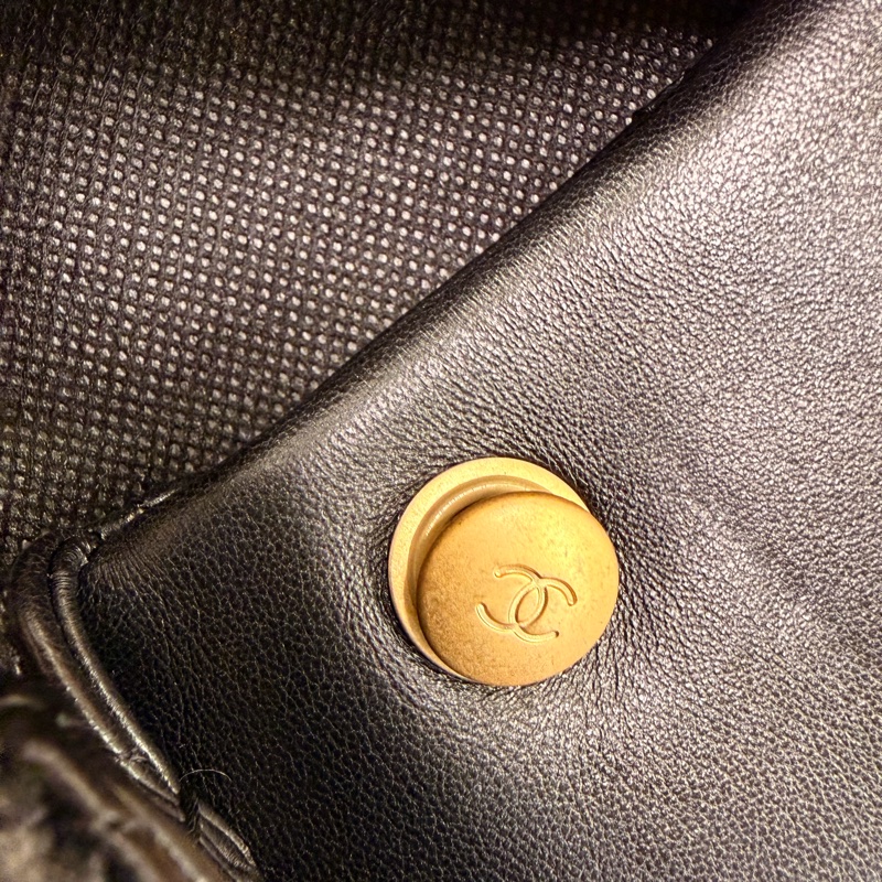 Chanel Cf20  黑羊皮金釦雙珍珠調節斜背包晶片款-14