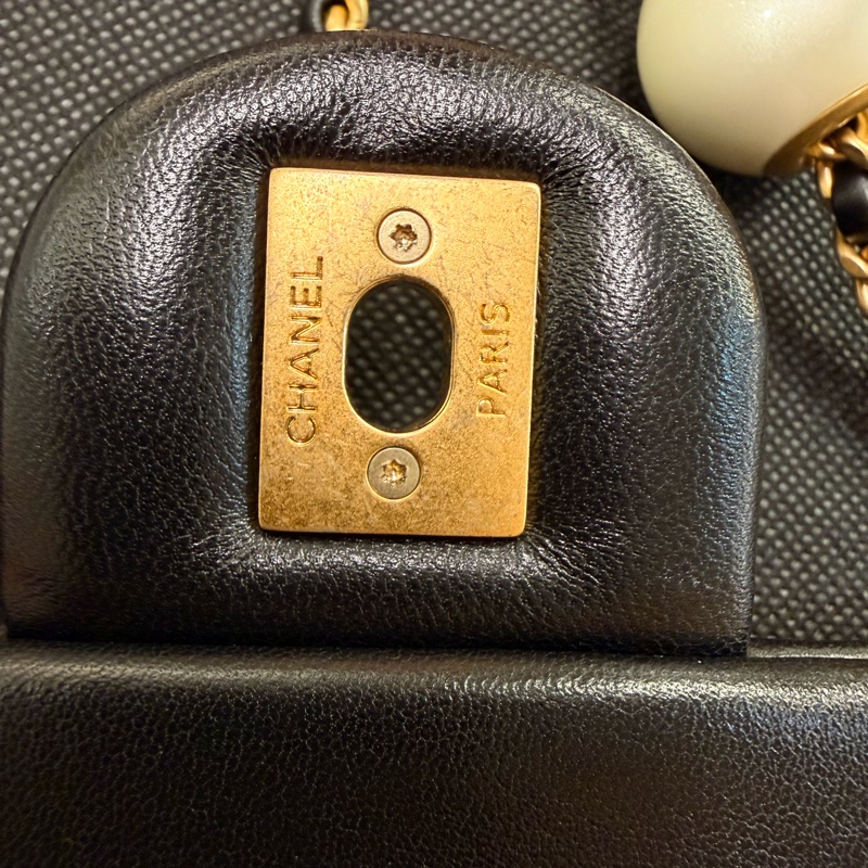 Chanel Cf20  黑羊皮金釦雙珍珠調節斜背包晶片款-15