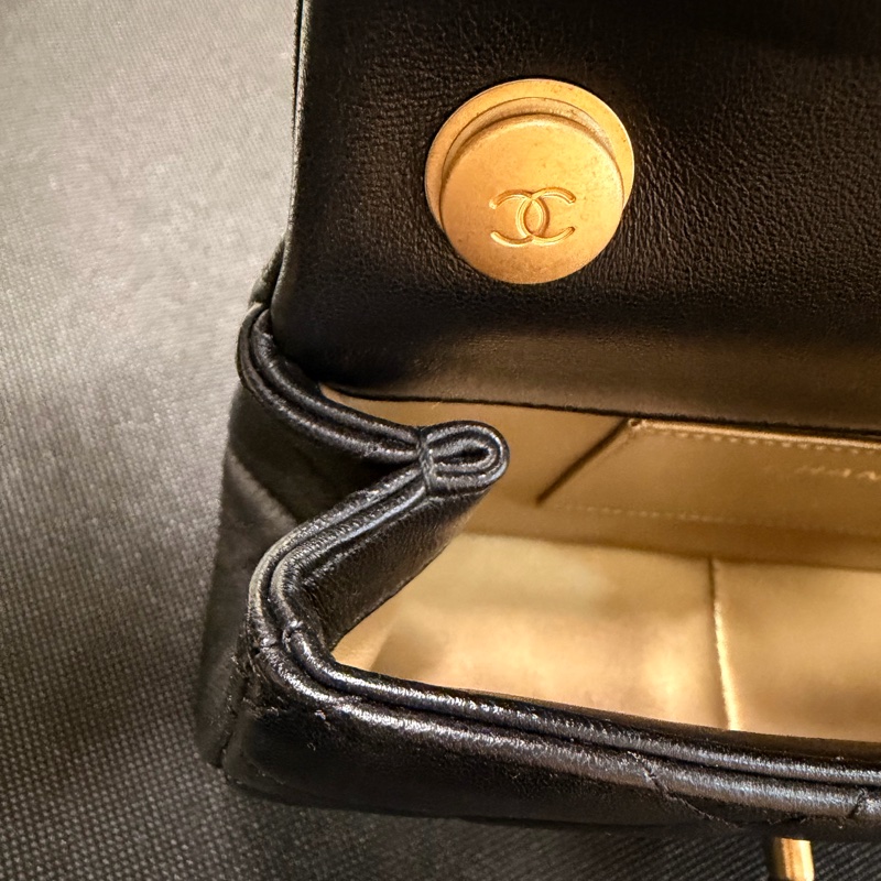 Chanel Cf20  黑羊皮金釦雙珍珠調節斜背包晶片款-16