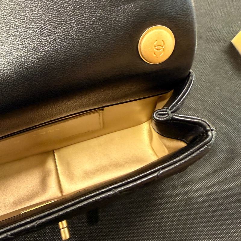 Chanel Cf20  黑羊皮金釦雙珍珠調節斜背包晶片款-17