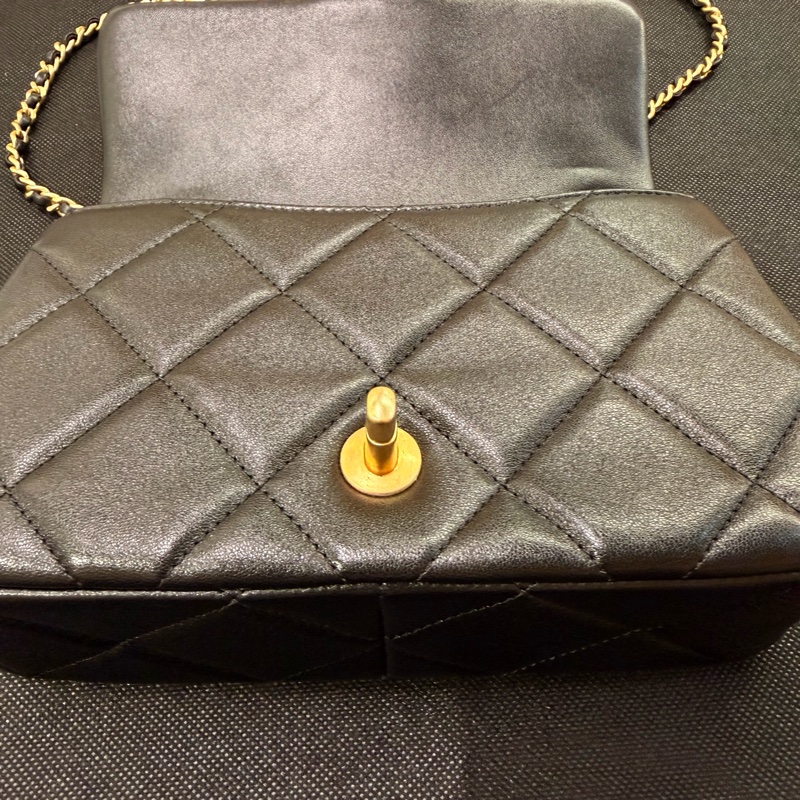 Chanel Cf20  黑羊皮金釦雙珍珠調節斜背包晶片款-22