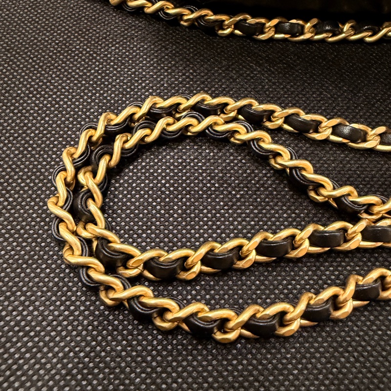Chanel Cf20  黑羊皮金釦雙珍珠調節斜背包晶片款-26