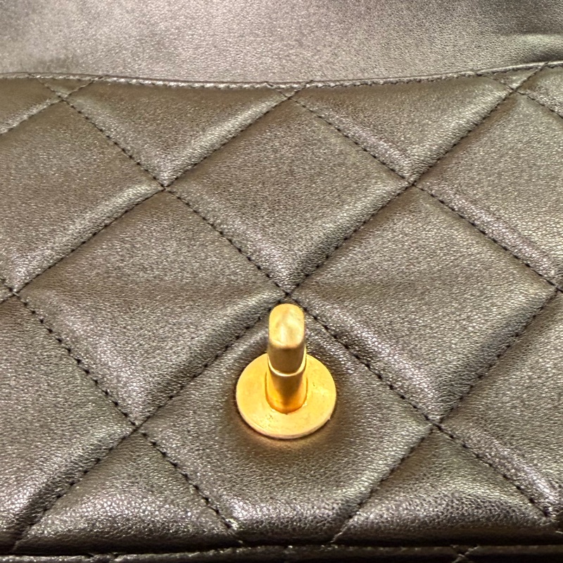 Chanel Cf20  黑羊皮金釦雙珍珠調節斜背包晶片款-31