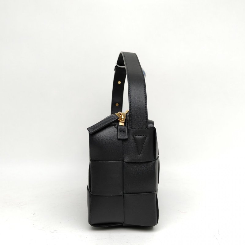 BOTTEGA VENETA CassetteBrick腋下包中號黑色羊皮金扣肩背包-1