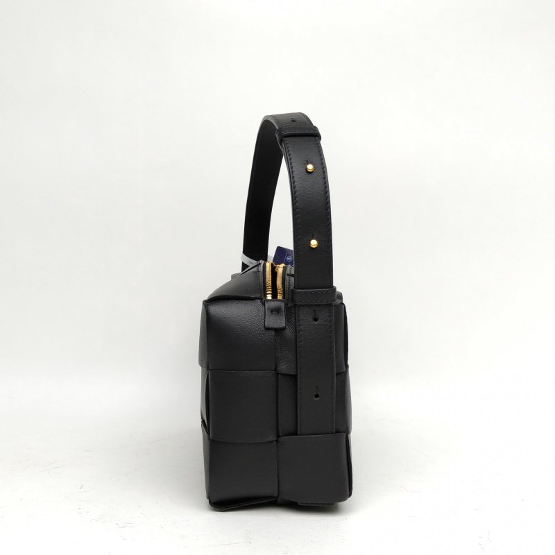 BOTTEGA VENETA CassetteBrick腋下包中號黑色羊皮金扣肩背包-3