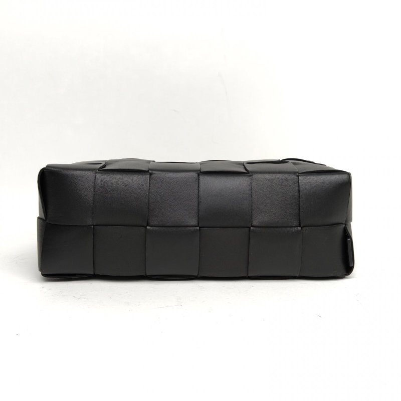 BOTTEGA VENETA CassetteBrick腋下包中號黑色羊皮金扣肩背包-4