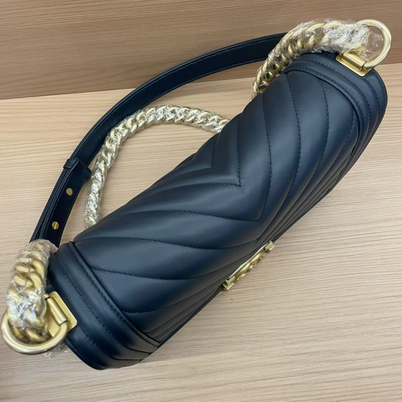 Chanel 香奈儿 深藍色金扣v纹 牛皮 25開 leboy中号链条包  有卡 有塵袋 無盒子  尺寸底長25*高15*寬8*-8