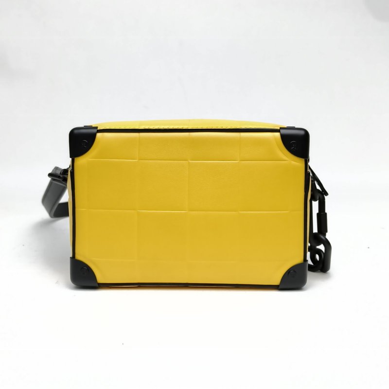 LOUIS VUITTON 黃色牛皮晶片SacMiniSoftTrunk軟盒子包秀款肩背包-2