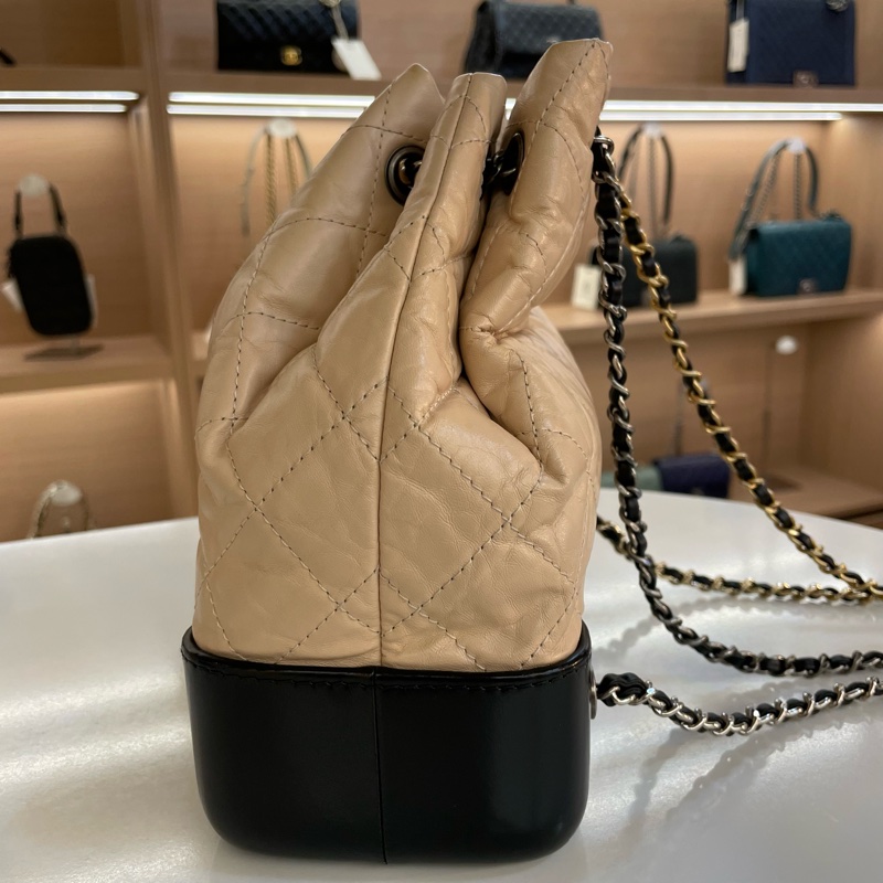 Chanel香奈儿流浪书包双肩包 奶茶色拼黑色 26開 有塵袋 有保卡 無盒子 尺寸底長22*高23*寬10cm-2