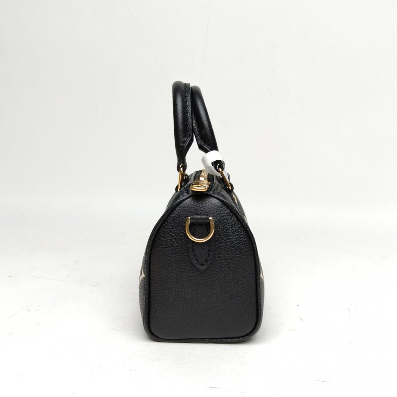 LOUIS VUITTON SpNano16黑色牛皮晶片大Logo印花肩背包-1