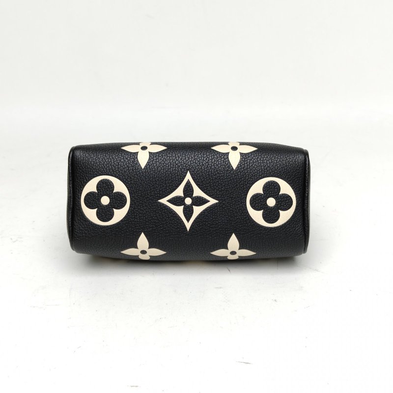 LOUIS VUITTON SpNano16黑色牛皮晶片大Logo印花肩背包-4