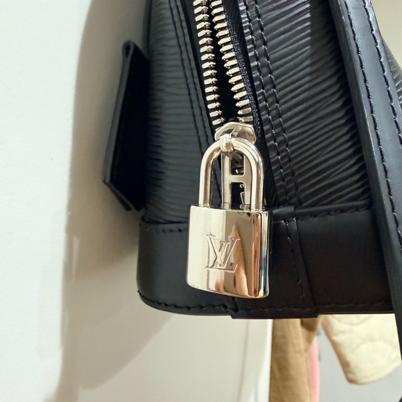 LV Alma bb epi 黑銀-16
