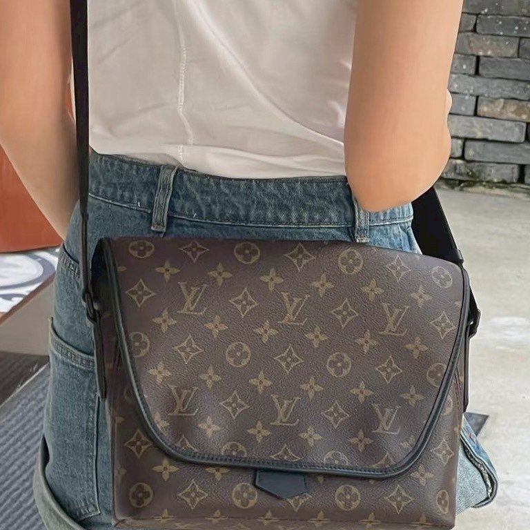 LV原花拼黑邊下蓋磁吸郵差包M45557-1