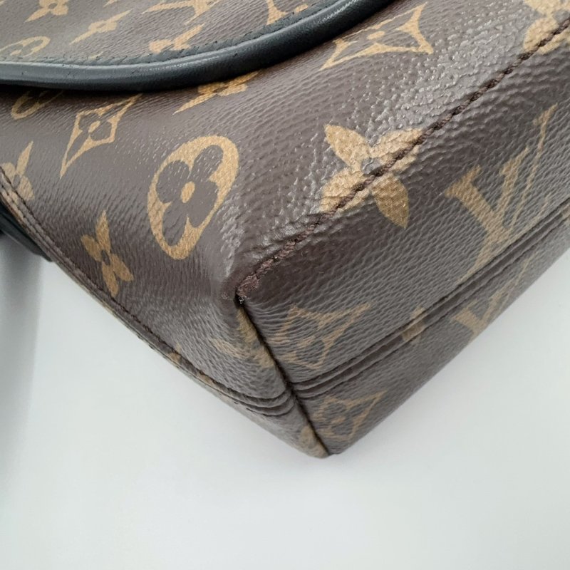 LV原花拼黑邊下蓋磁吸郵差包M45557-10