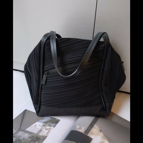 Pleats Please 黑色皺摺布肩背波士頓包