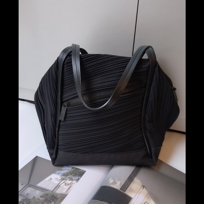 Pleats Please 黑色皺摺布肩背波士頓包-0