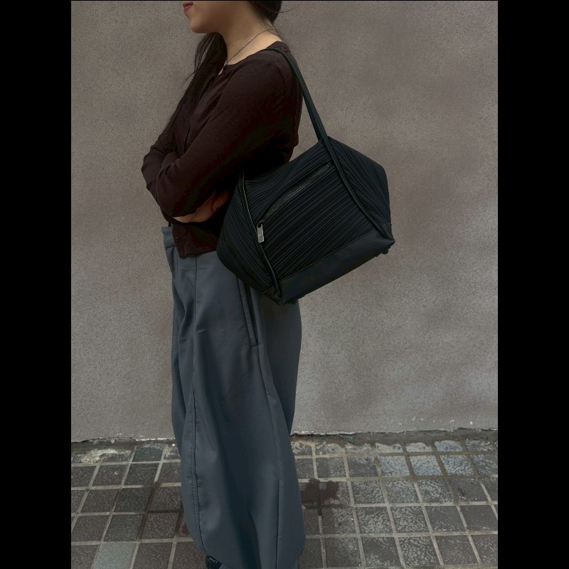 Pleats Please 黑色皺摺布肩背波士頓包-3