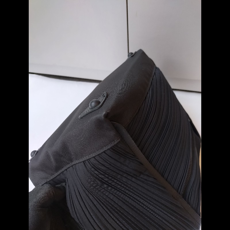 Pleats Please 黑色皺摺布肩背波士頓包-11